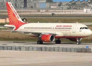 दिल्ली-बेंगलुरु एयर इंडिया फ्लाइट लैंडिंग के दौरान रनवे से टकराई