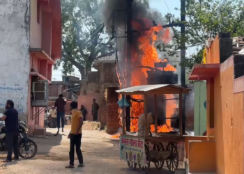 शॉर्ट सर्किट से ट्रांसफार्मर में लगी आग, लोगों में दहशत का माहौल