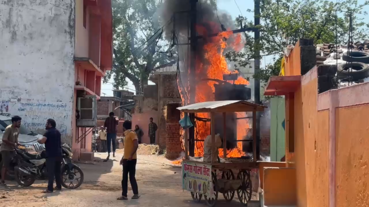 शॉर्ट सर्किट से ट्रांसफार्मर में लगी आग, लोगों में दहशत का माहौल