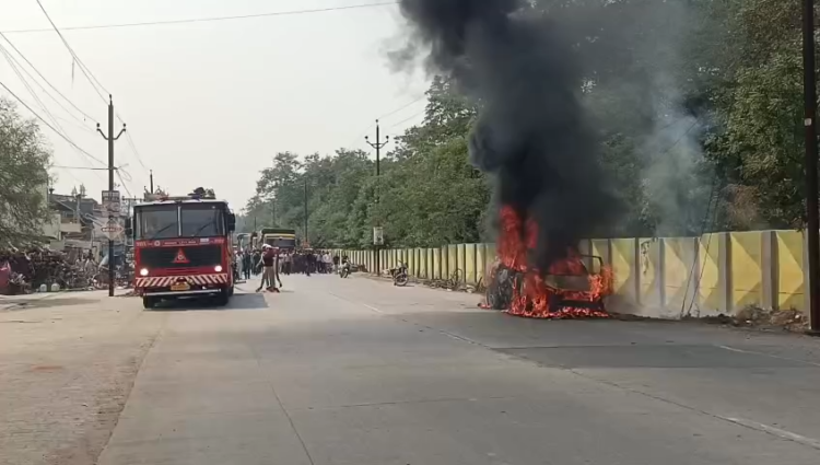 कोरबा में चलती कार बनी आग का गोला, तीन लोगों ने कूदकर बचाई जान