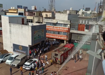 भिलाई के आकाश गंगा मार्केट में इलेक्ट्रॉनिक शोरूम में भीषण आग, लाखों का नुकसान