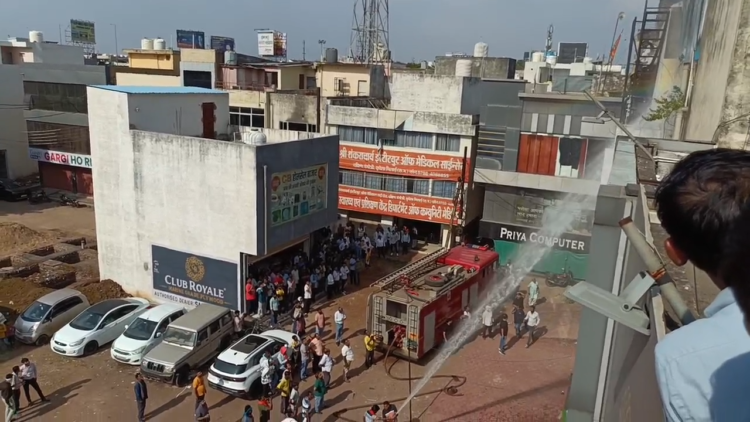 भिलाई के आकाश गंगा मार्केट में इलेक्ट्रॉनिक शोरूम में भीषण आग, लाखों का नुकसान
