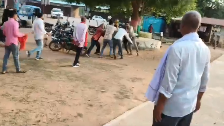 तहसील कार्यालय में जमीन विवाद पर बवाल, दो पक्षों में जमकर मारपीट