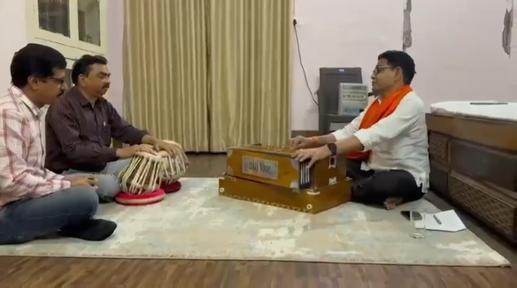 मंत्री टंकराम वर्मा का अलग अंदाज, हारमोनियम पर छेड़ी छत्तीसगढ़ी सुरों की महफिल