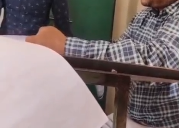 कोरबा में रिश्वतखोर पटवारी का वीडियो वायरल, किसान से पैसे लेते पकड़ा गया