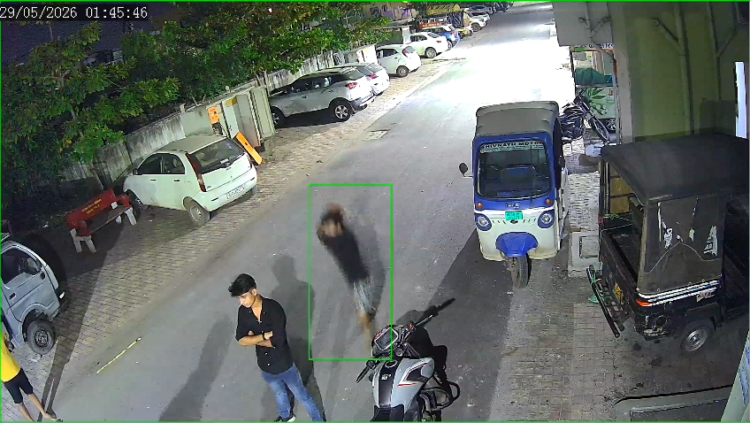 नशे में धुत युवकों ने कॉलोनी में मचाया उत्पात, मारपीट का CCTV वायरल