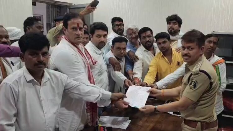 विकास उपाध्याय के नेतृत्व में कांग्रेस पहुंची थाना, PWD अधिकारियों पर कार्रवाई की मांग