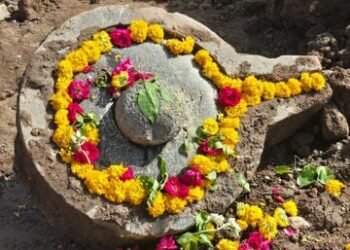 उज्जैन महाकाल मंदिर के पास खुदाई में प्राचीन शिवलिंग मिला, दर्शन के लिए उमड़ी भीड़