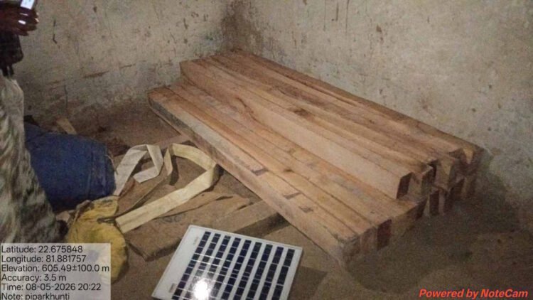 मरवाही में वन विभाग की बड़ी कार्रवाई: अवैध साल लकड़ी जब्त, दो हिरासत में
