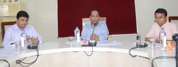 कलेक्टर डॉ. गौरव सिंह ने ली समय-सीमा बैठक, लंबित प्रकरणों के त्वरित निराकरण के दिए निर्देश