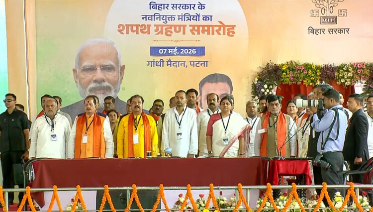 बिहार सरकार के मंत्रिमंडल में विस्तार, नीतीश मिश्रा समेत पांच मंत्रियों ने एक साथ ली पद व गोपनीयता की शपथ