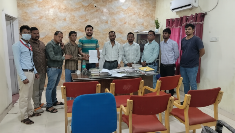 मरीज से विवाद के बाद गरमाया मामला, कर्मचारियों ने BMO के समर्थन में सौंपा ज्ञापन