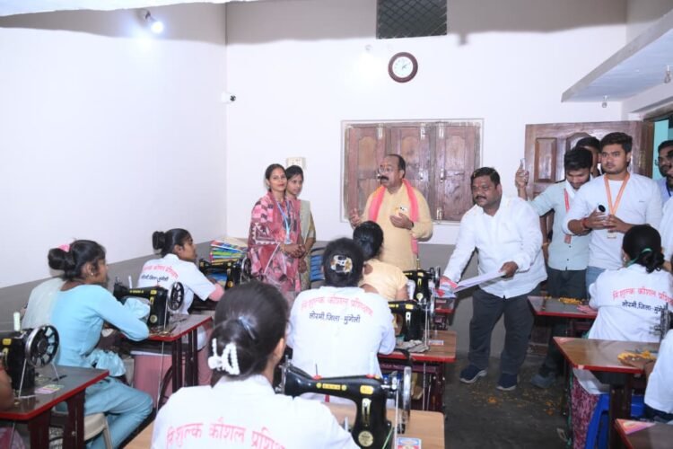 लोरमी में 250 युवाओं को कंप्यूटर, सिलाई और ब्यूटी पार्लर का प्रशिक्षण, उप मुख्यमंत्री ने किया संवाद,कहा-शिक्षा के साथ कौशल विकास से बढ़ता है आत्मविश्वास