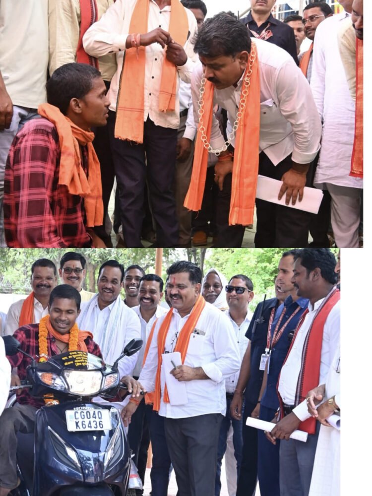 दिव्यांग नंदकुमार की मदद को आगे आए विजय शर्मा, खुद सौंपी सहायक स्कूटी