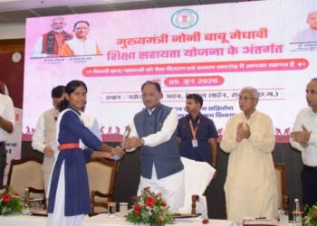 मुख्यमंत्री के हाथों मेधावी छात्रा को मिली 2 लाख रुपये की सहायता