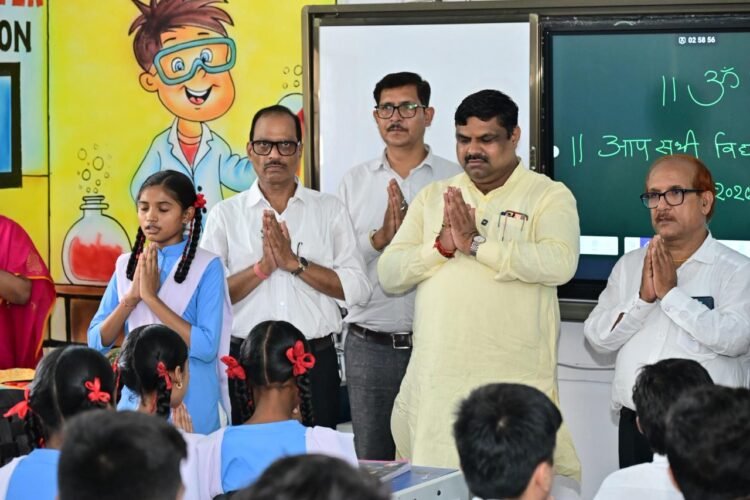 शाला प्रवेश उत्सव में स्कूल शिक्षा मंत्री गजेन्द्र यादव ने किया स्मार्ट क्लास का लोकार्पण, बच्चों संग प्रार्थना एवं मंत्रोच्चारण में हुए शामिल
