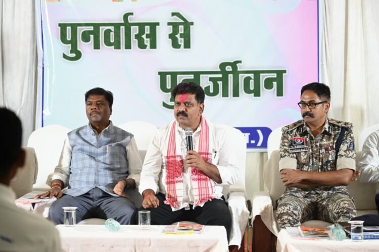 पुनर्वासित युवाओं से मिले उप मुख्यमंत्री विजय शर्मा और वन मंत्री केदार कश्यप, गांवों के विकास में सहभागी बनने का किया आह्वान, सिंचाई व्यवस्था के दिए निर्देश