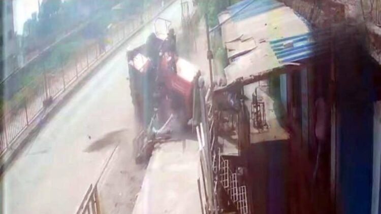 रायगढ़ बायपास पर तेज रफ्तार ट्रैक्टर का कहर, ट्रक और दो बाइक को मारी टक्कर; 3 घायल