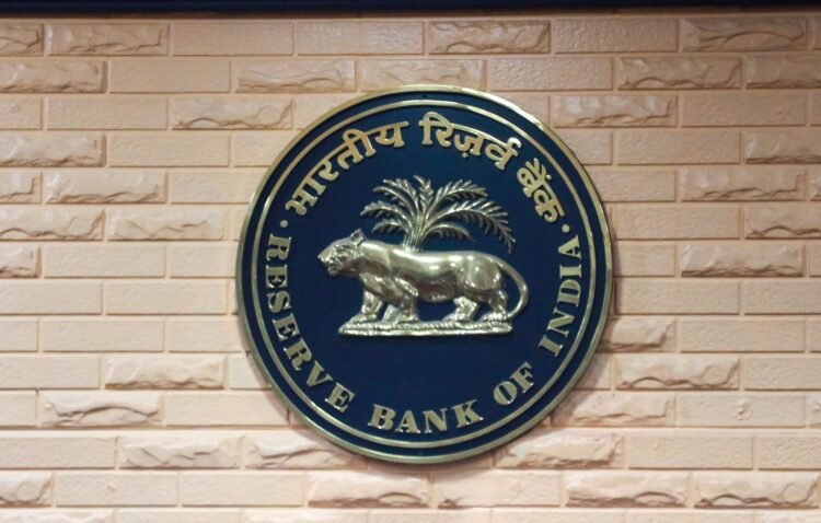 आरबीआई के नियमों में ढील के बाद रुपया 50 पैसे मजबूत, डॉलर 95.24 पर आया