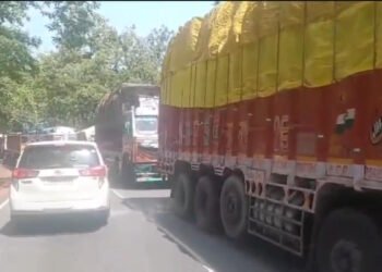 चिल्फी घाटी में सड़क पर गिरी भारी मशीन, NH-30 पर 12 घंटे से लंबा जाम