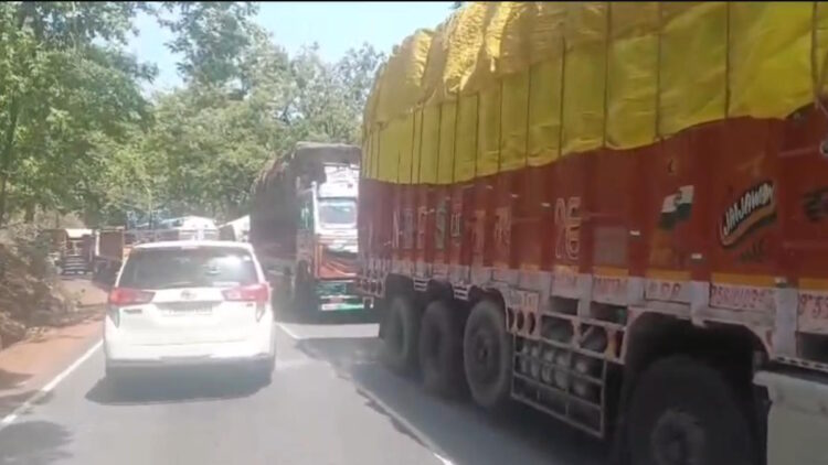 चिल्फी घाटी में सड़क पर गिरी भारी मशीन, NH-30 पर 12 घंटे से लंबा जाम