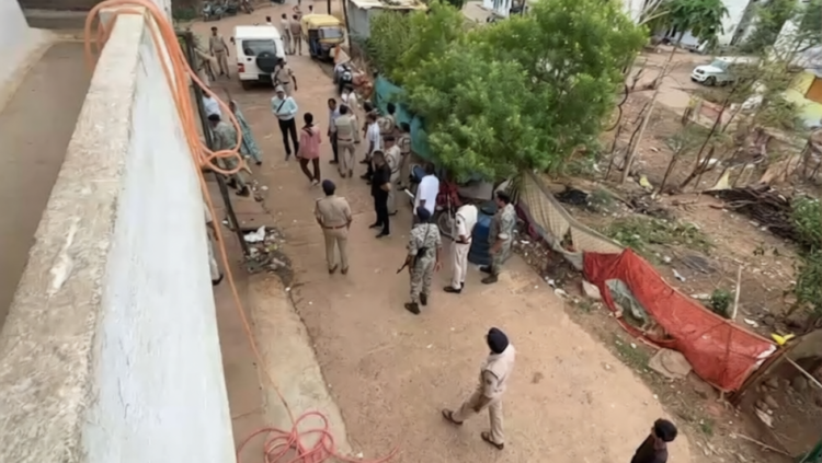 कवर्धा में पुलिस का बड़ा एक्शन: अटल आवास पर छापा, ड्रोन निगरानी में चला सर्च ऑपरेशन