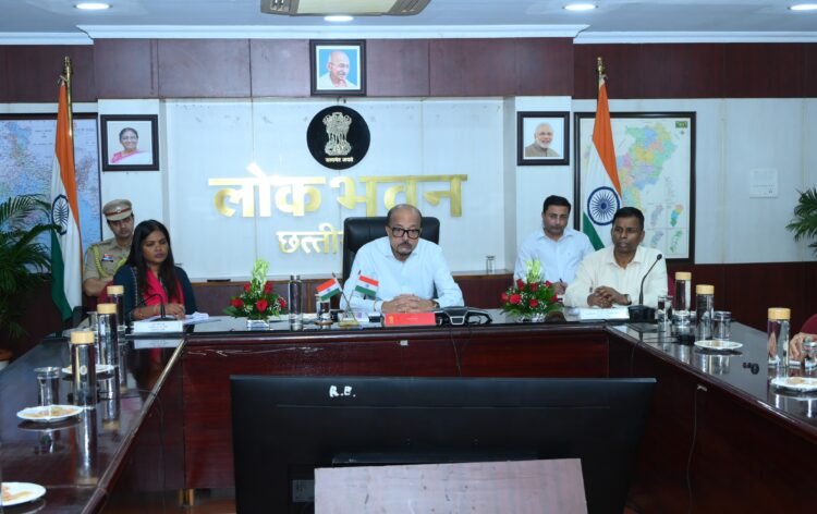 राज्यपाल डेका ने सक्ती जिले के अधिकारियों से की चर्चा, जल संरक्षण, हरियाली और लखपति दीदीयों के नवाचार आधारित गतिविधियों पर दिया विशेष जोर