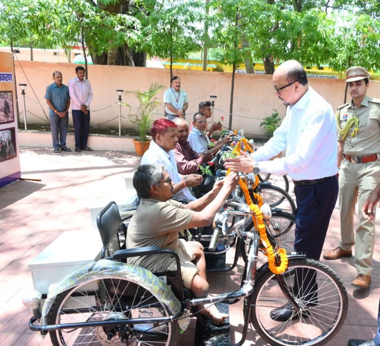 राज्यपाल ने दिव्यांग पुनर्वास केंद्र का किया अवलोकन
