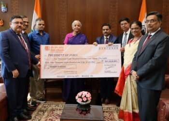 बैंक ऑफ़ बड़ौदा ने वित्त मंत्री निर्मला सीतारमण को वित्त वर्ष 2025-26 के लिए ₹2,811 करोड़ के लाभांश का चेक प्रदान किया