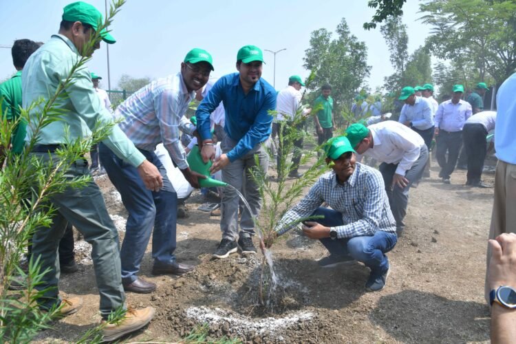 एनटीपीसी नवा रायपुर ने विश्व पर्यावरण दिवस पर संकल्प और “एक पेड़ माँ के नाम” अभियान के तहत वृक्षारोपण के साथ मनाया