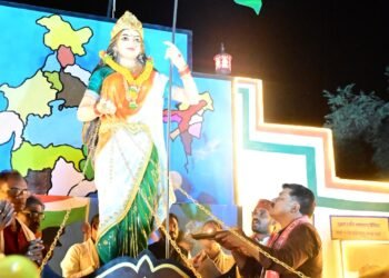 उप मुख्यमंत्री विजय शर्मा ने भारत माता की प्रतिमा एवं भव्य शहीद स्मारक का किया लोकार्पण,कहा-नेउरगाँव खुर्द में ग्रामीणों ने पेश की आपसी एकता की मिसाल