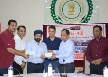 रेड क्रॉस सोसाइटी हेतु RADA ने कलेक्टर को सौंपा ₹1 लाख का चेक