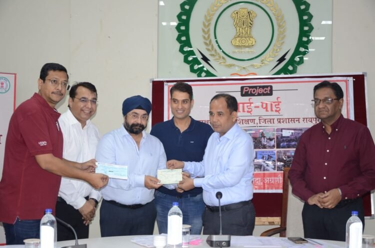 रेड क्रॉस सोसाइटी हेतु RADA ने कलेक्टर को सौंपा ₹1 लाख का चेक