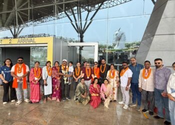 कैलाश मानसरोवर यात्रियों का रायपुर एयरपोर्ट पर भव्य स्वागत