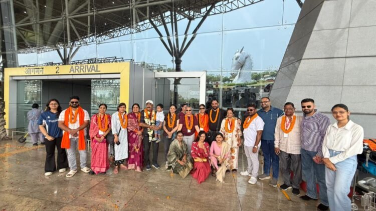 कैलाश मानसरोवर यात्रियों का रायपुर एयरपोर्ट पर भव्य स्वागत