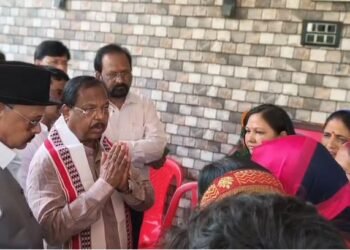कोरिया के नौगई हत्याकांड पर सियासत तेज, मंत्री नेताम पहुंचे पीड़ित परिवार के घर
