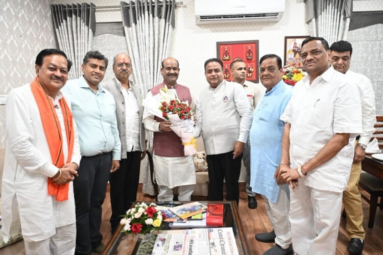चेम्बर प्रदेश अध्यक्ष सतीश थौरानी के नेतृत्व में चेम्बर प्रतिनिधिमंडल ने लोकसभा अध्यक्ष ओम बिरला से की मुलाकात, ”आत्मनिर्भर भारत” में व्यापारियों की सहभागिता और हितों के संरक्षण पर सौंपा ज्ञापन
