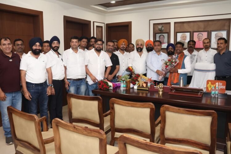चेंबर अध्यक्ष सतीश थौरानी के नेतृत्व में प्रतिनिधिमंडल ने परिवहन मंत्री केदार कश्यप को सौंपा ज्ञापन, छत्तीसगढ़ मोटरयान नियम को व्यावहारिक व युक्तियुक्त बनाने की मांग