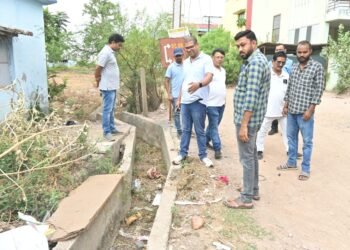 आयुक्त ने स्थानीय पार्षद के साथ स्मृति नगर वार्ड का किया निरीक्षण