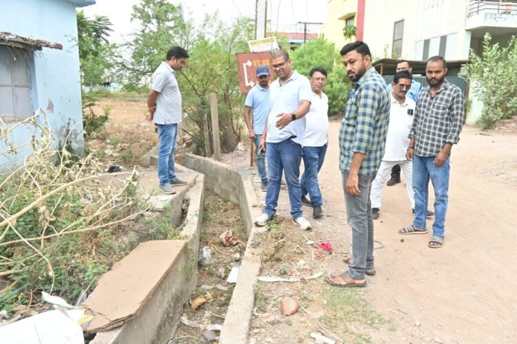 आयुक्त ने स्थानीय पार्षद के साथ स्मृति नगर वार्ड का किया निरीक्षण