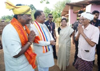 तेंदूपत्ते से समृद्धि, तीखुर से आत्मनिर्भरता : बड़ेकनेरा में वनाधारित आजीविका का सशक्त मॉडल बना प्रेरणा