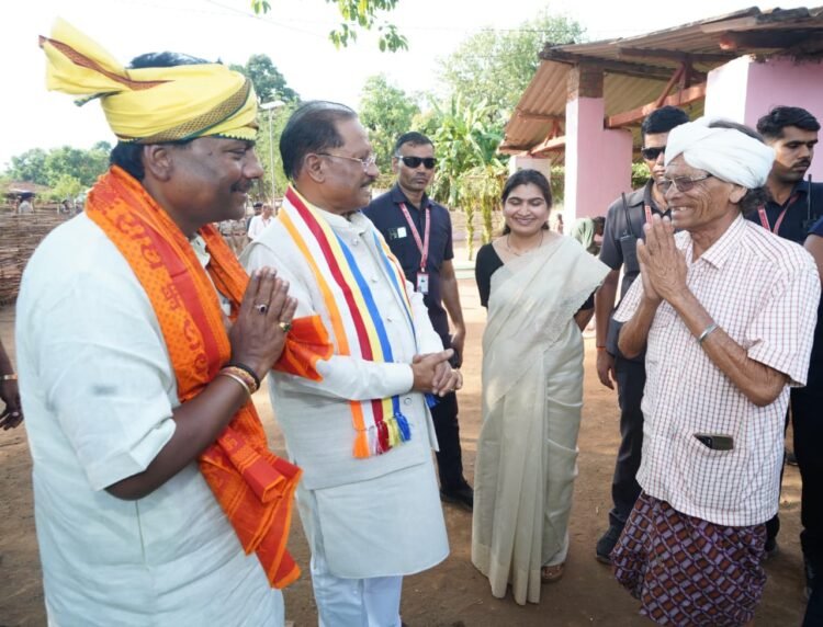 तेंदूपत्ते से समृद्धि, तीखुर से आत्मनिर्भरता : बड़ेकनेरा में वनाधारित आजीविका का सशक्त मॉडल बना प्रेरणा
