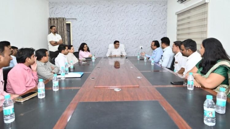 तहसीलदारों की हड़ताल पर सरकार सक्रिय, राजस्व मंत्री के निवास पर हुई अहम बैठक