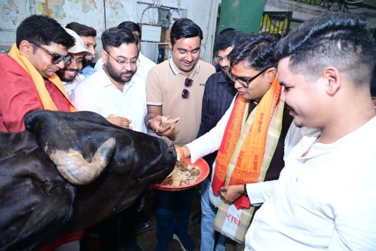 जन्मदिवस के अवसर पर वित्त मंत्री ओपी चौधरी ने की गौ-सेवा, संरक्षण के प्रयासों को सराहा, रायगढ़ के सेठ किरोड़ीमल गौशाला पहुंचे वित्त मंत्री, कहा-गौवंश की सुरक्षा हमारी सांस्कृतिक व सामाजिक जिम्मेदारी