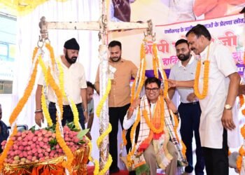 जन्मदिवस पर मौसमी फलों और लड्डू से तौले गए वित्त मंत्री ओपी चौधरी
