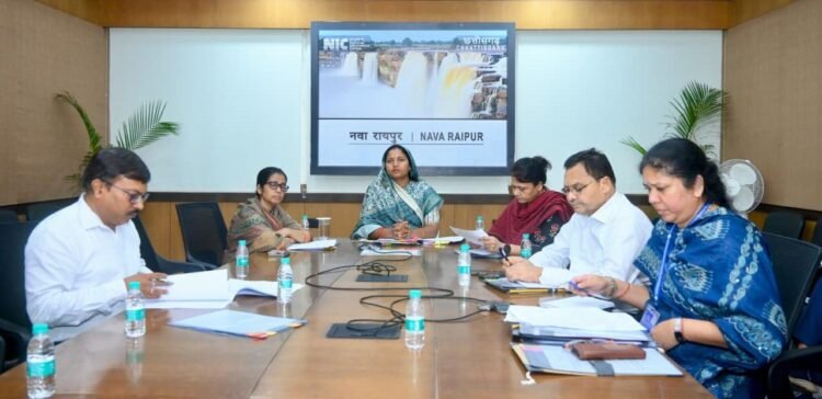 कुपोषण मुक्त छत्तीसगढ़ अभियान को गति देने मंत्री लक्ष्मी राजवाड़े ने की समीक्षा बैठक