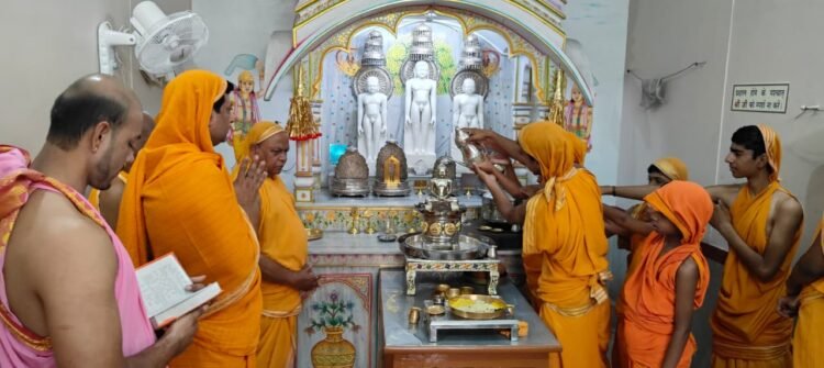 मालवीय रोड दिगंबर जैन बड़ा मंदिर में संस्कार शिविर के दूसरे दिन बही ज्ञान और धर्म की त्रिवेणी