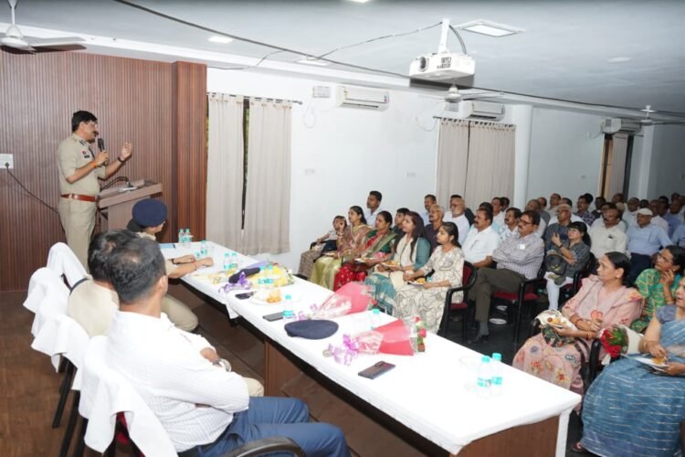 रायपुर कमिश्नरेट में सेवानिवृत्त पुलिस अधिकारी/कर्मचारियों का आयोजित हुआ सम्मेलन, 125 से अधिक सेवानिवृत्त पुलिस अधिकारी हुए सम्मिलित