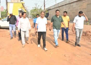 बरसात से पहले निर्माण कार्य पूर्ण करें-आयुक्त
