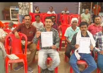 CMO के निलंबन की मांग पर जरहागांव बंद, व्यापारियों ने खोला मोर्चा